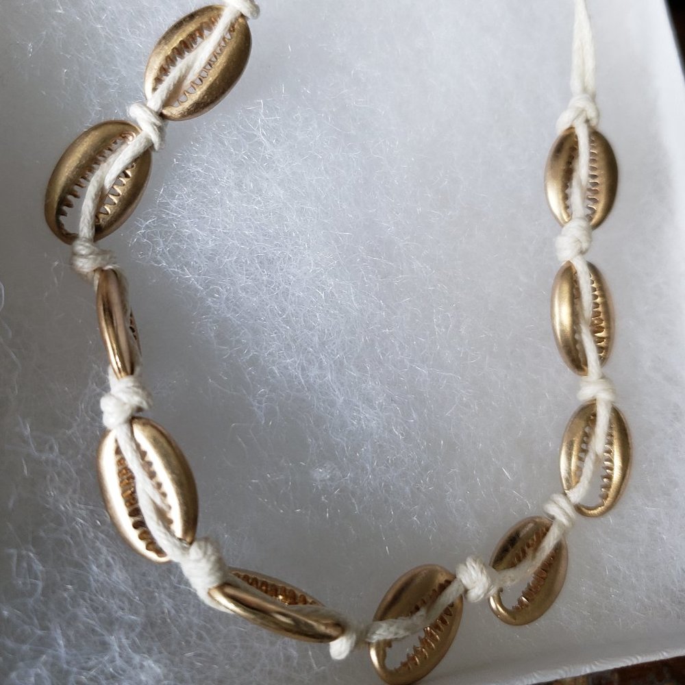 2/20$ NWT 3 Row layered shell choker necklace